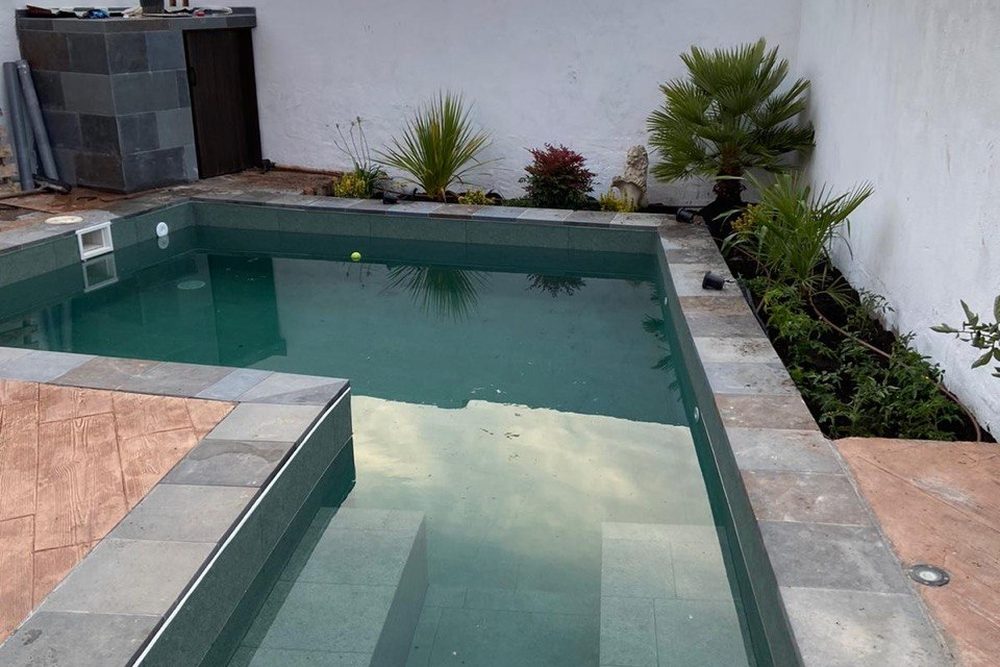 Piscina revestida con lámina armada de PVC verde, lista para el invierno