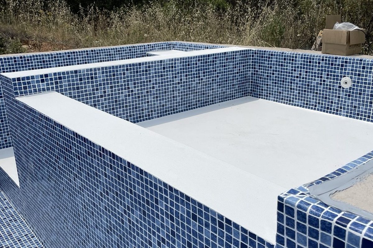 Piscina con el gresite sustituido por lámina armada imitación gresite