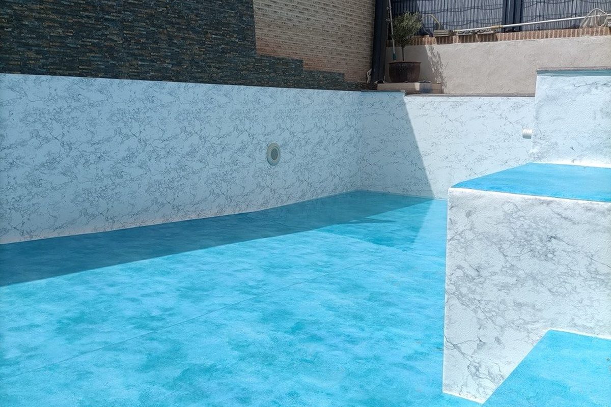 Piscina rehabilitada y revestida con lámina armada acabado mármol